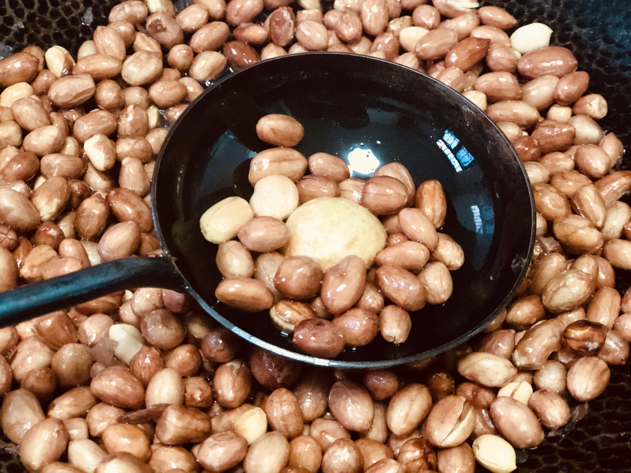 炸花生米，控制不好时间怎么办？多加“一物”，再也不担心炸糊了