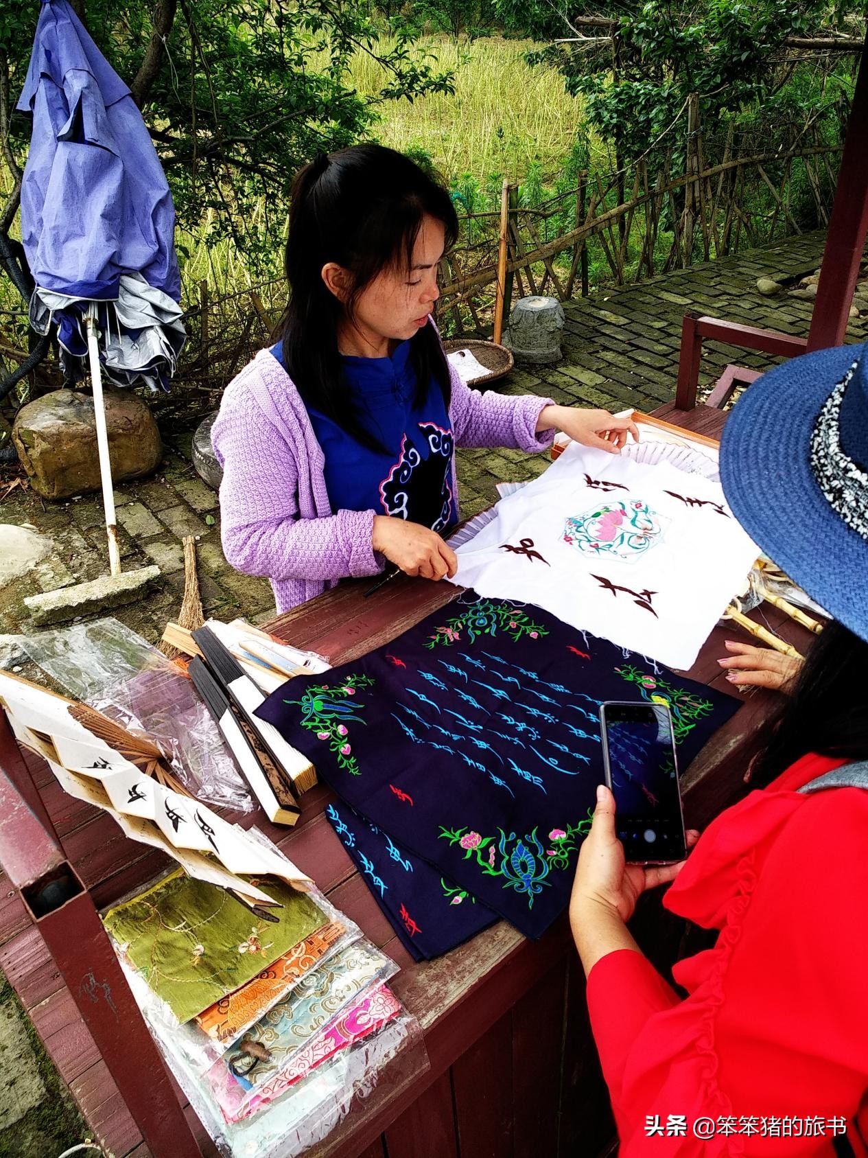 探秘濒临消失的音节文字——女书