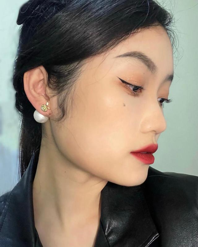 眉上刘海短发发型方脸,窄长方脸适合弯月眉吗