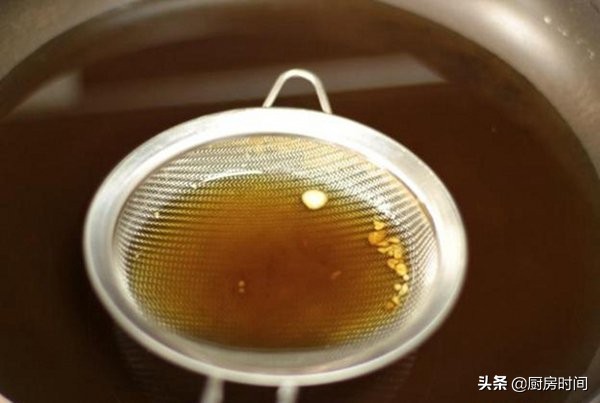 炸鱼后油腥味怎么去除,炸鱼以后的油放什么能去掉腥味