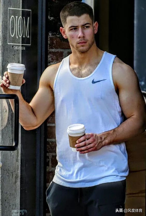 健身肌肉男穿衣搭配图片,肌肉男在健身穿衣搭配