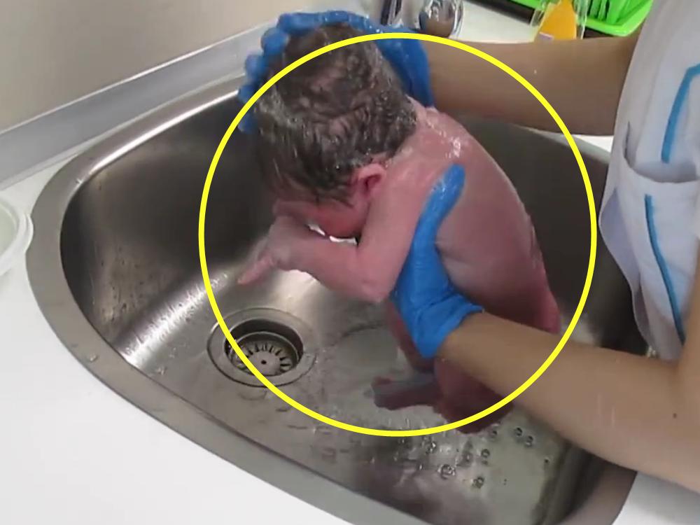 给新生儿宝宝洗澡应该注意什么,如何给新生儿洗澡才正确