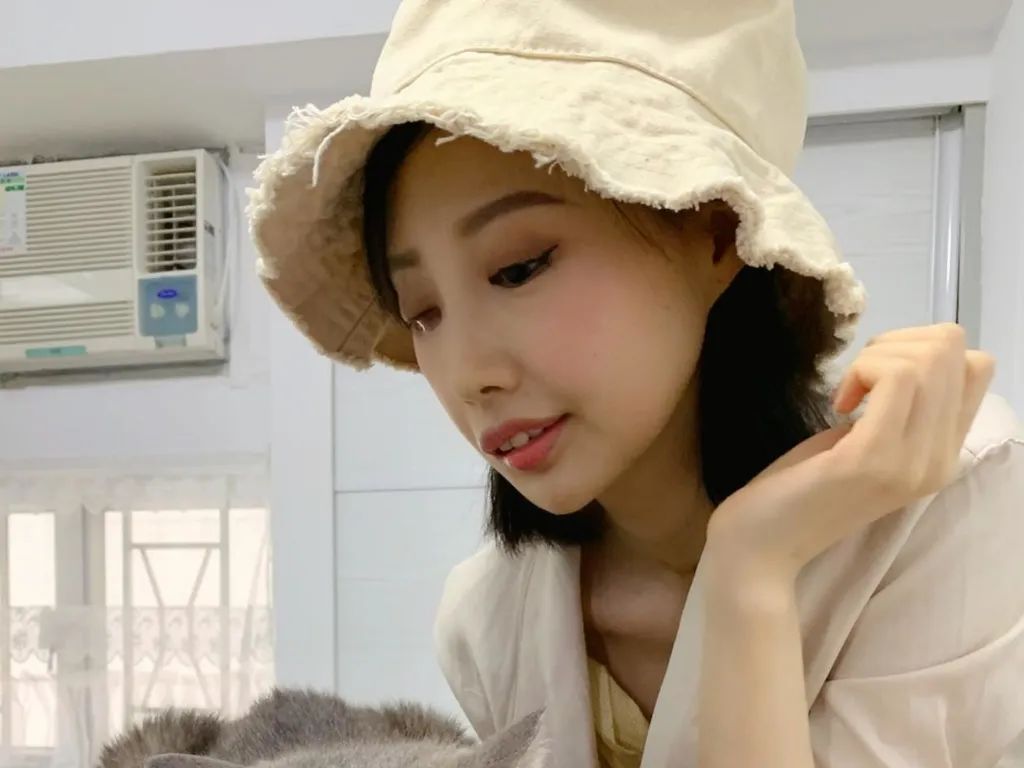 香港女明星癌症治愈 (香港女歌手抗癌八年放弃治疗)