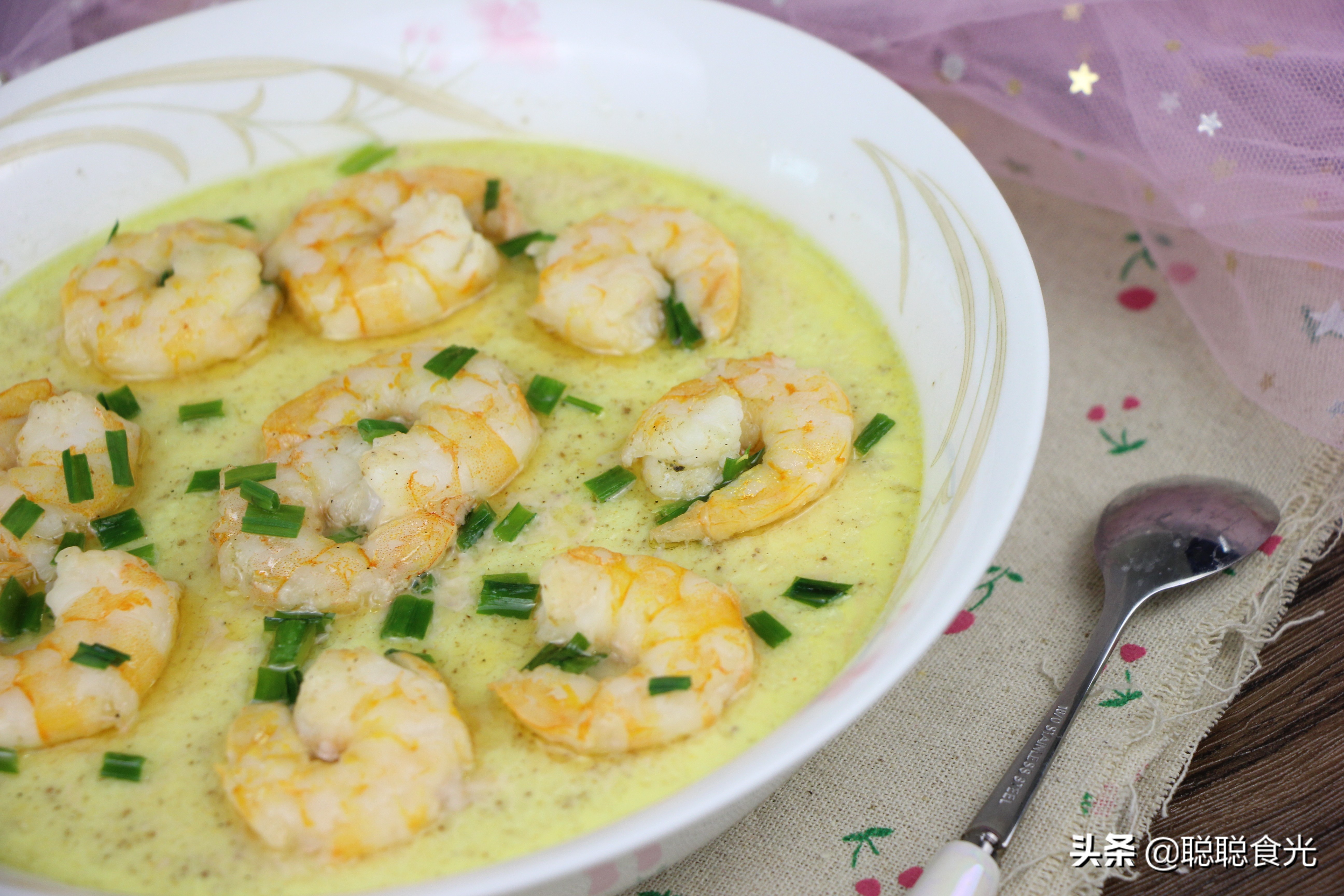 年夜饭必备的蒜蓉大虾蒜香入味,年夜饭白灼大虾全家人都爱吃