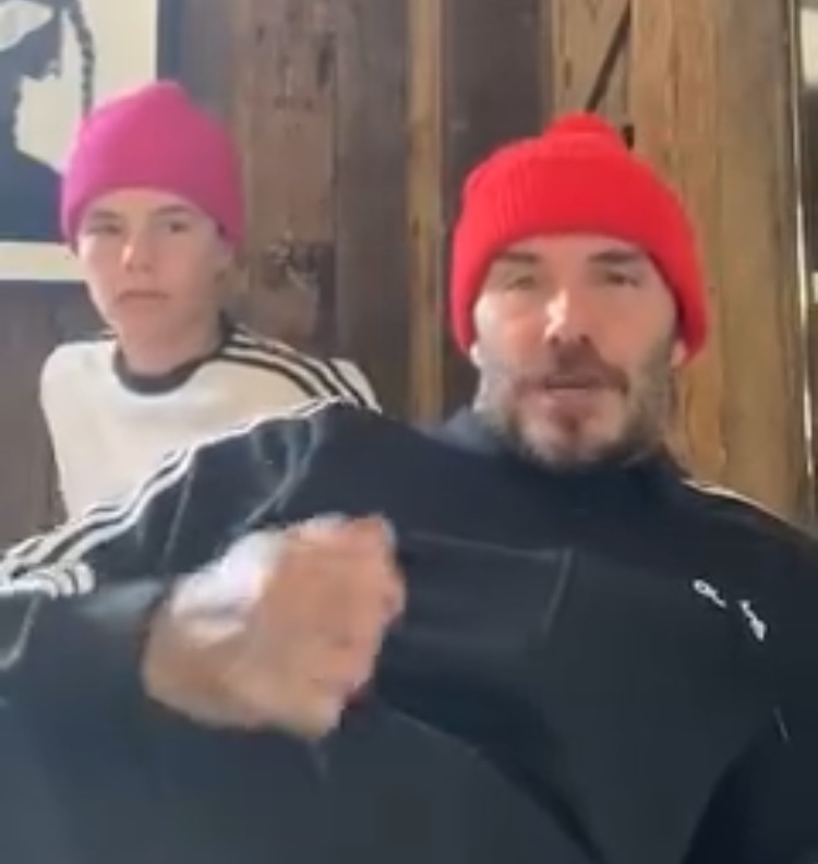 小七宅家化身美厨娘，光脚下厨超敬业，穿连衣裙胳膊好壮太抢镜