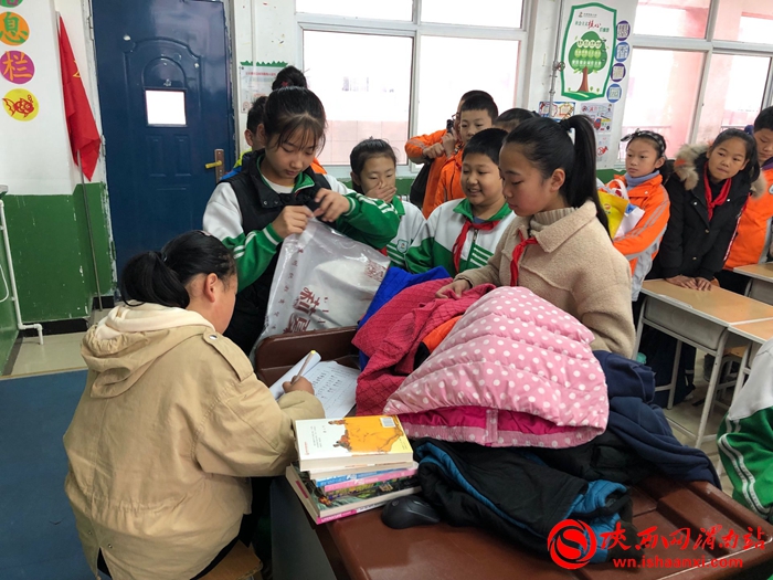 爱心公益暖冬行动,向山区小学爱心捐赠活动