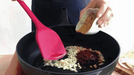 中国小有名气的酱，郫县豆瓣酱为何能被大众所喜爱？川菜不能没它