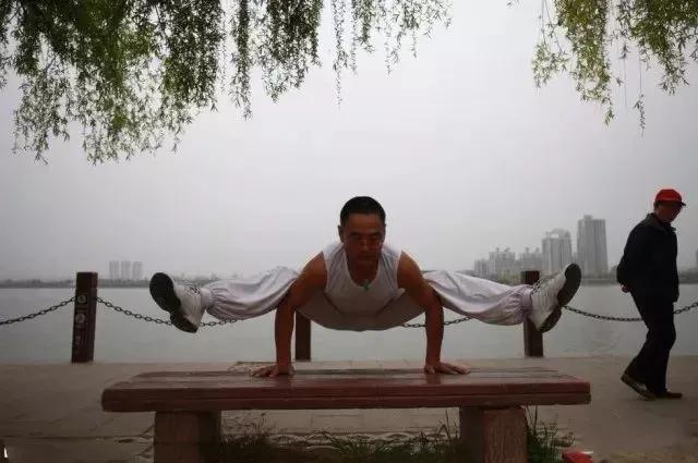 丁大爷,60多岁大爷练习瑜伽像20岁小伙子