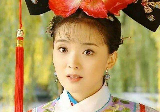 22岁嫁入豪门的“晴格格”，被亲儿子骂的王艳现在怎么样了？