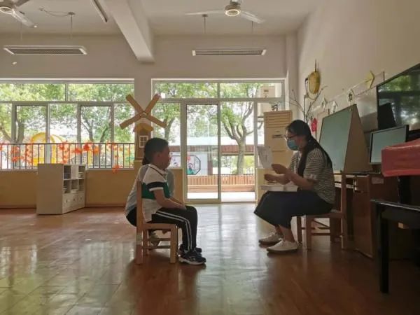 幼儿园复学全班唯一孩子,幼儿园复学只来一人小视频