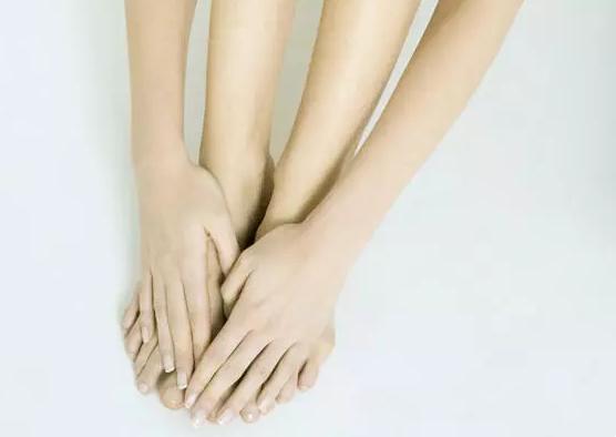 穿凉鞋也臭脚咋办,穿凉鞋容不容易脚臭