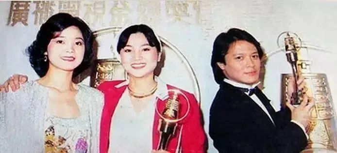 帽子歌后凤飞飞照片,台湾歌后凤飞飞简历