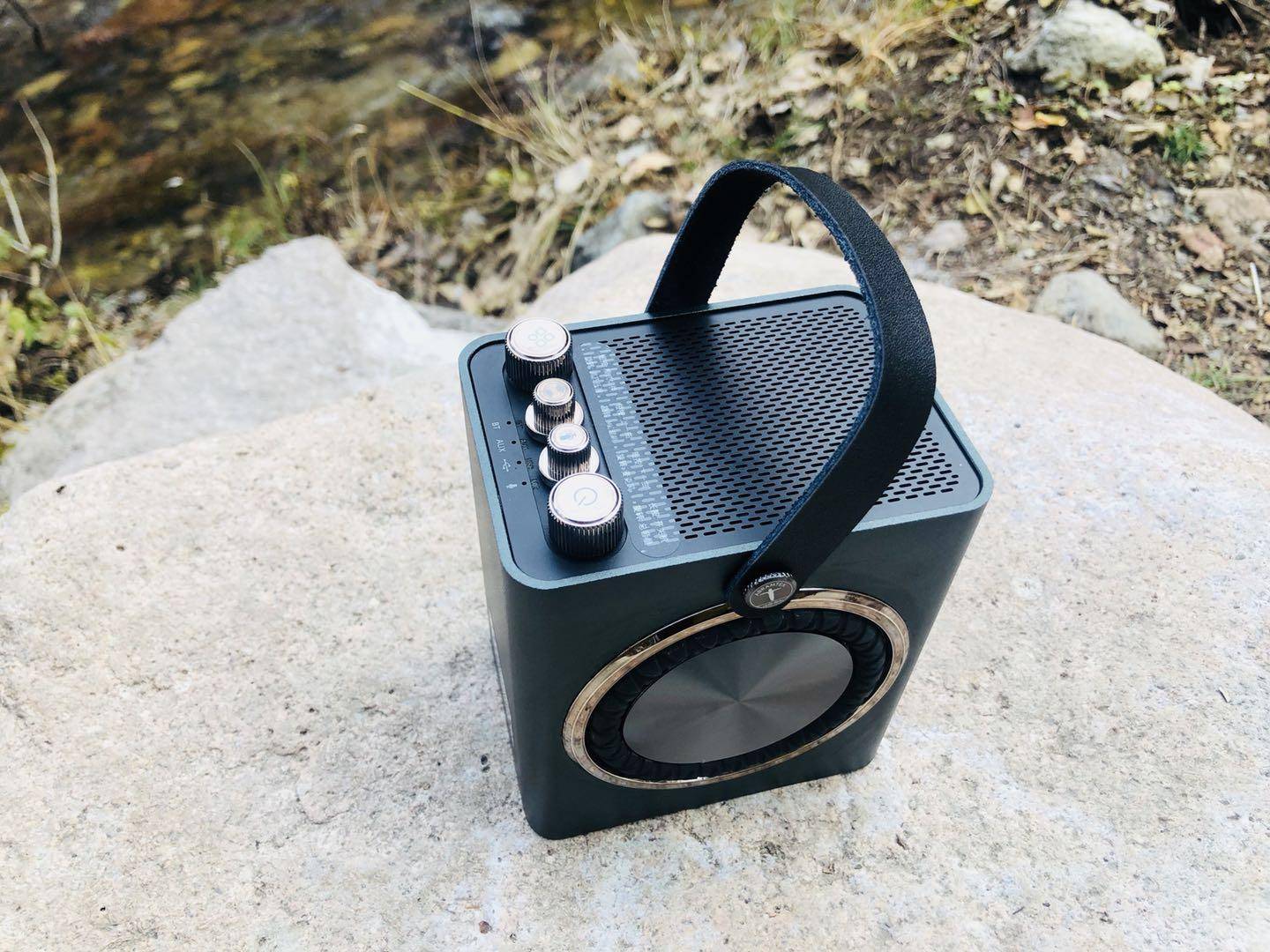 高颜值+好音色+K歌欢唱，金刚6便携蓝牙音箱随身携带的ktv