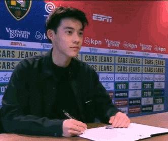 中国足球小将惊艳日本,18岁中国的足球小帅哥