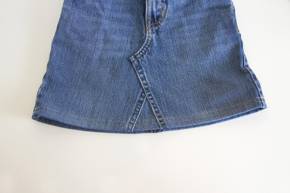 把一条闲置的牛仔裤改造成牛仔短裙，只要学会这个方法，轻松制作