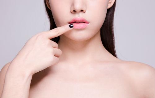 什么唇膏用完嘴唇能变粉色,为什么变色唇膏涂上变玫红色