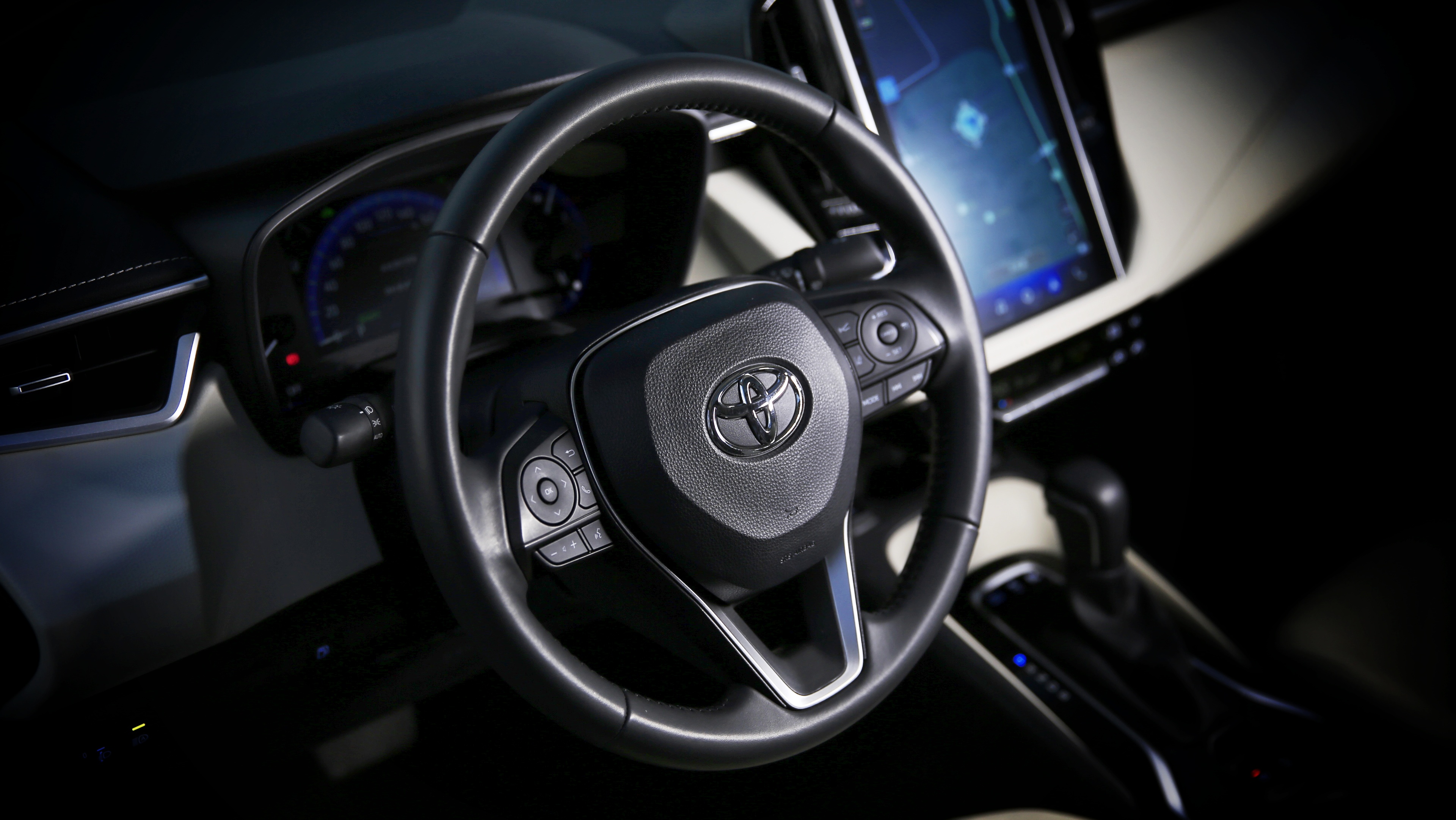 2020款卡罗拉双擎精英版试驾视频,卡罗拉双擎天青石2019款试驾