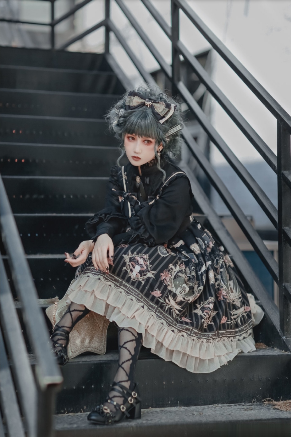灰色阶梯上的哥特萝莉，绑带袜加黑色lo鞋，精致颓废如人间堕天使