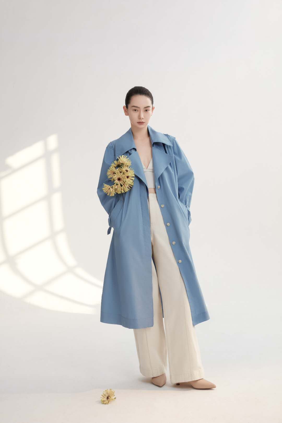 戚薇真敢把自己秀出来，穿大裤衩配西装，不看身材还以为是男的