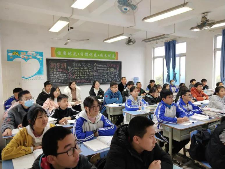 聚焦核心素养提升课堂教学品质,聚焦强基固本全面夯实队伍建设