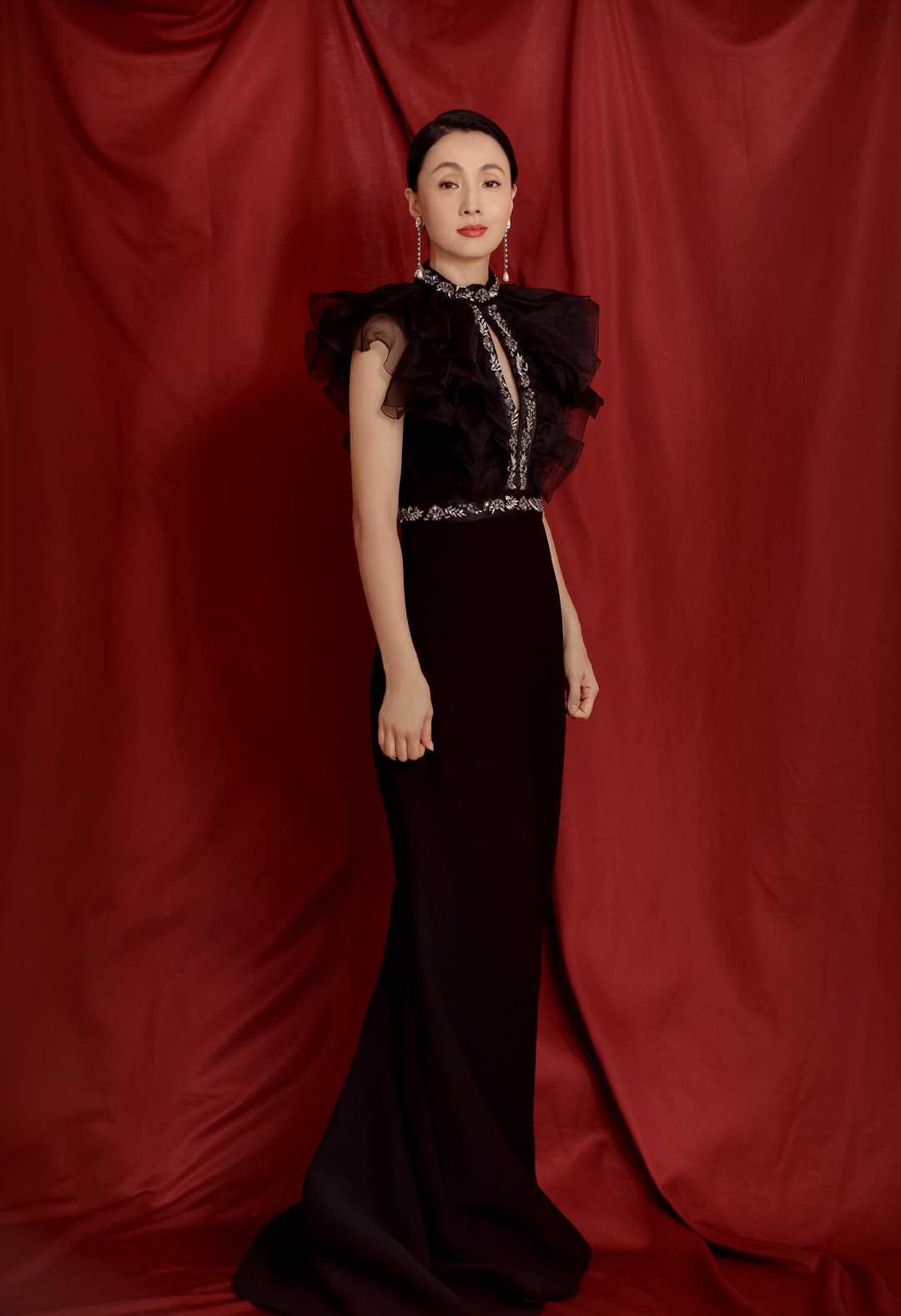 陶虹穿粉红裙很美,陶虹身穿流苏白裙气质十足