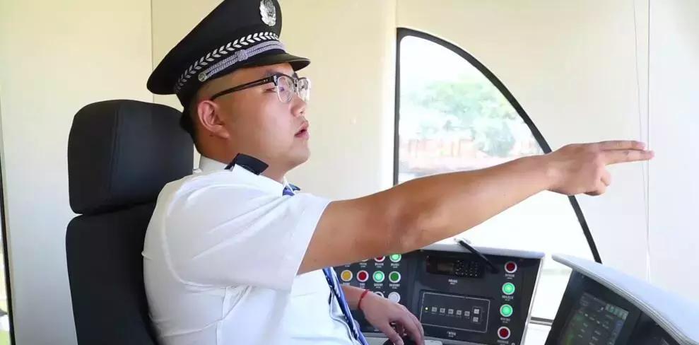 鎴戜滑鐨勮蹇嗘濡備竴鏉℃祦鍔ㄧ殑澶ф渤,绌垮煄璁板繂