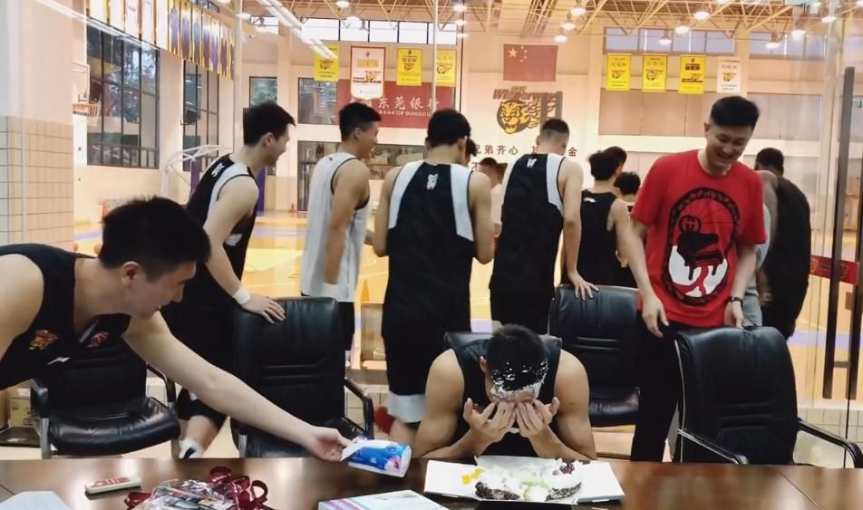 易建联补办生日！全队为他准备生日“惊喜”，最后他给阿联递纸巾