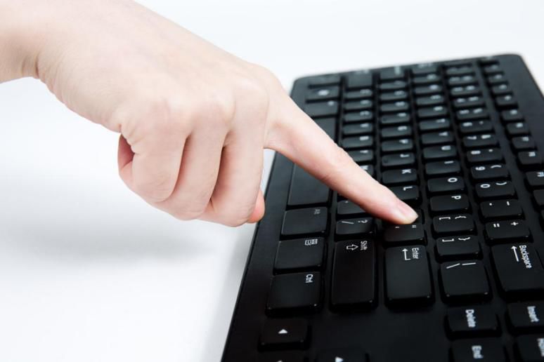 电脑键盘鼠标间歇性失灵怎么解决,电脑不受控制老是乱点键盘也失灵