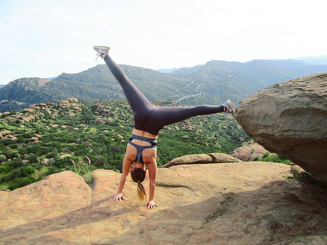 缓解后背僵硬紧张的瑜伽动作,如何缓解身体紧绷瑜伽