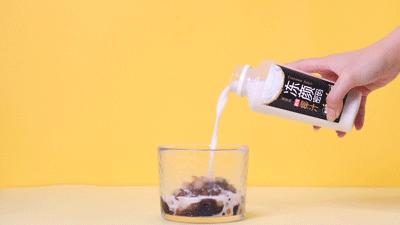 新鲜椰子水原味清甜好喝,老椰子榨出来的椰奶才香