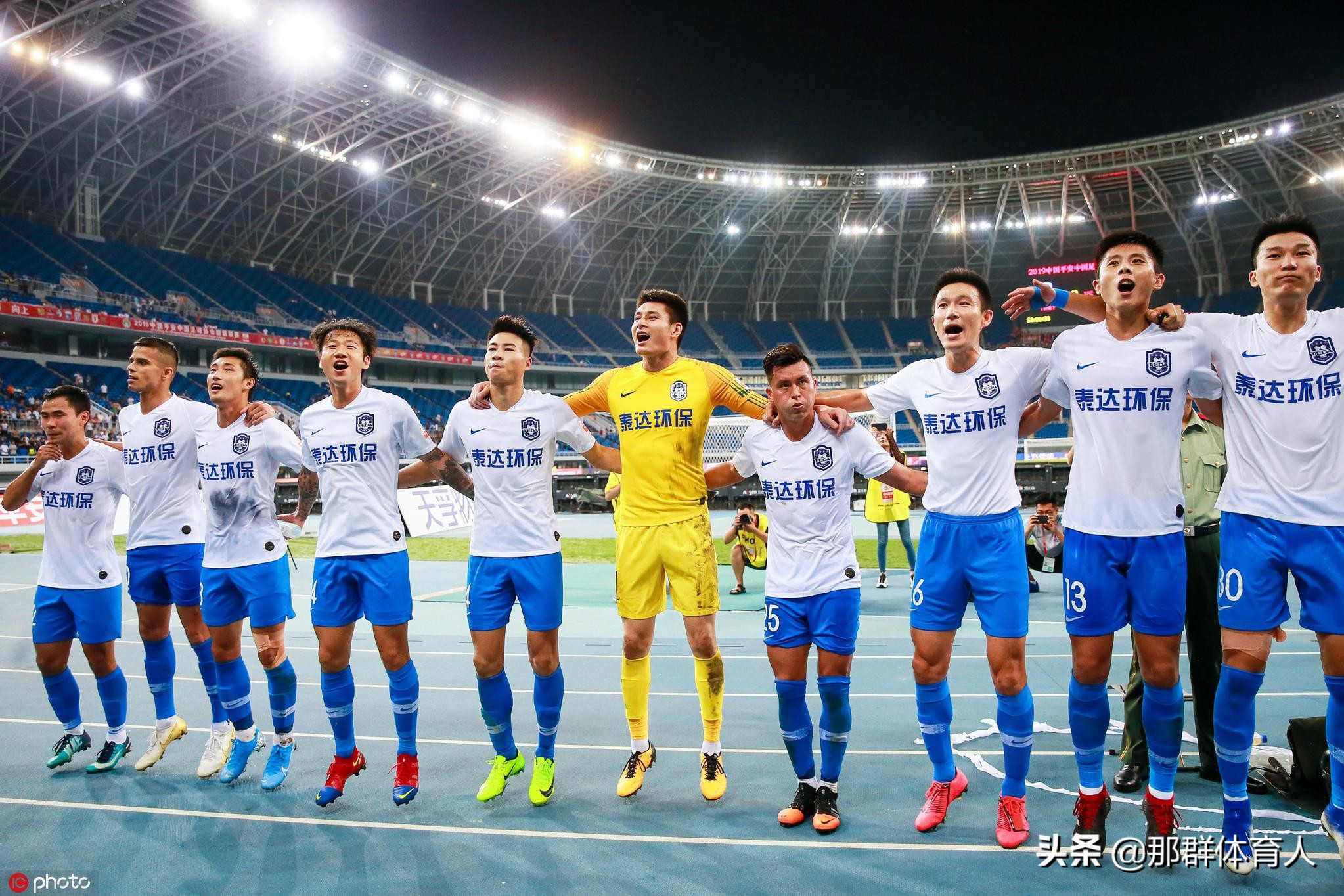 天津足球球迷冲进球场,天津球迷到如皋