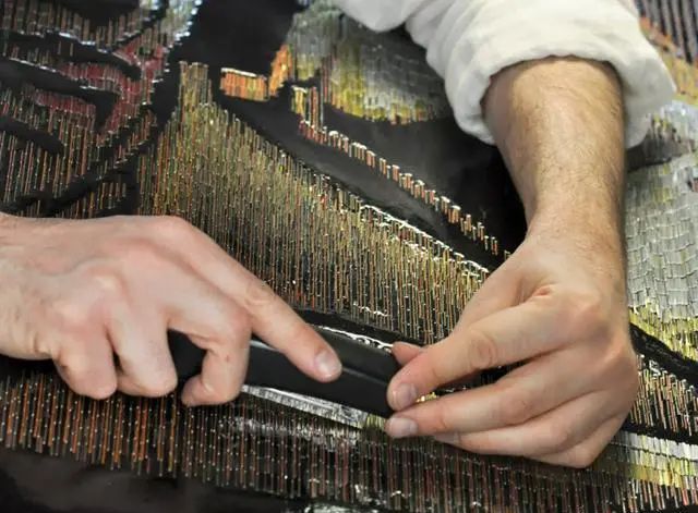 他用订书机作画，被网友嬉笑是装订工，艺术家：要不你来试试