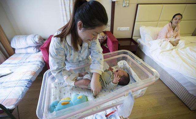 产后第一晚，若丈夫愿意为你做这些羞涩的事，说明嫁对人了