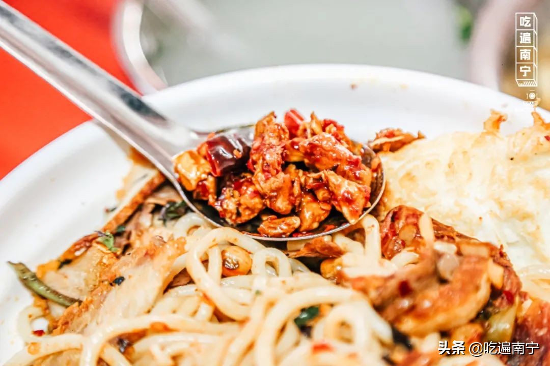 这碗桂林米粉不对劲，南宁人吃没毛病，桂林人看了一直骂