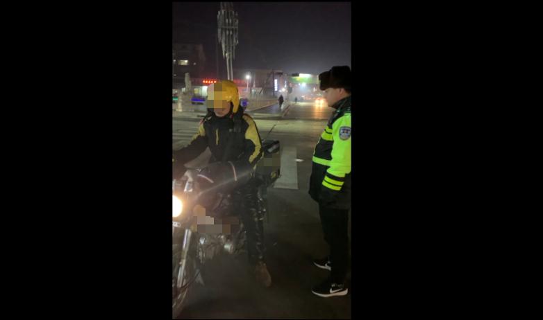 保定曲阳交警帮外卖小哥送餐,交警执法送外卖