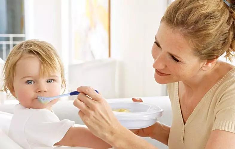 6个月内宝宝辅食大全及做法,4个月加辅食还是6个月加辅食