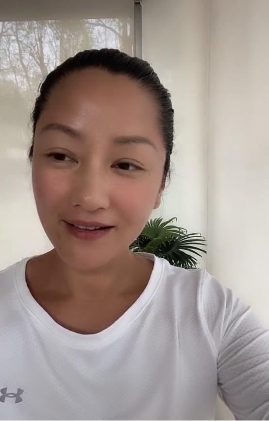 瞿颖真是太会保养了，48岁的年纪皮肤状态似少女，谁看了不羡慕