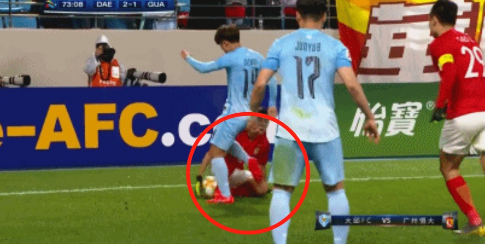3次重大争议！大邱公然“戏耍”恒大，主裁判充耳不闻还黄牌以待