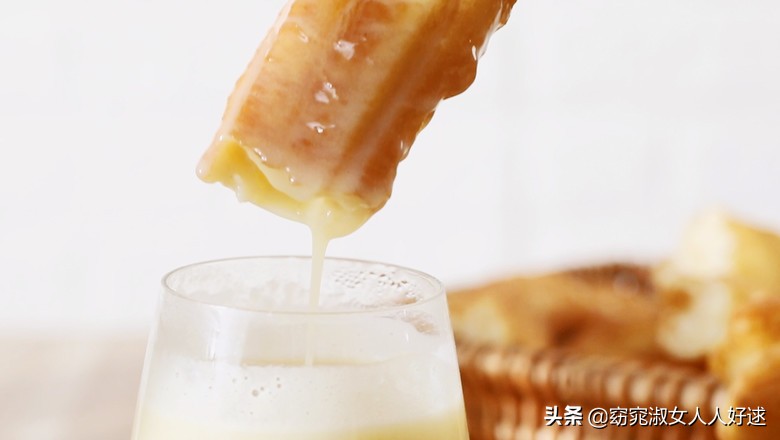 早餐油条怎么做酥脆松软完整教程,酥脆可口的油条是怎么做出来的