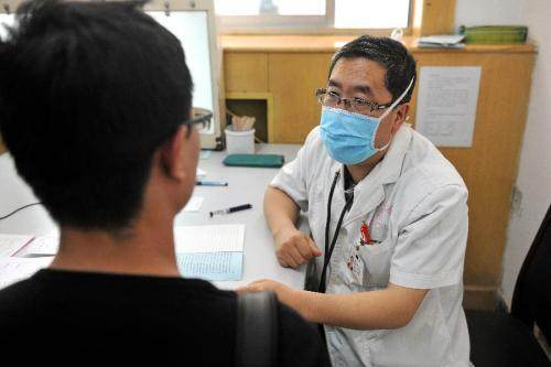 艾滋病期有皮肤长小白泡点症状,艾滋病的皮肤疱疹症状会不会痒