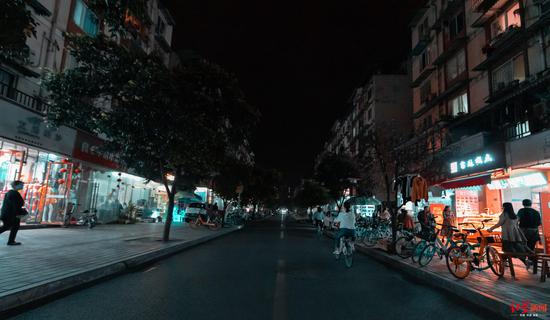 万年场这条街竟长达10年无路灯开发商破产谁来点亮回家路