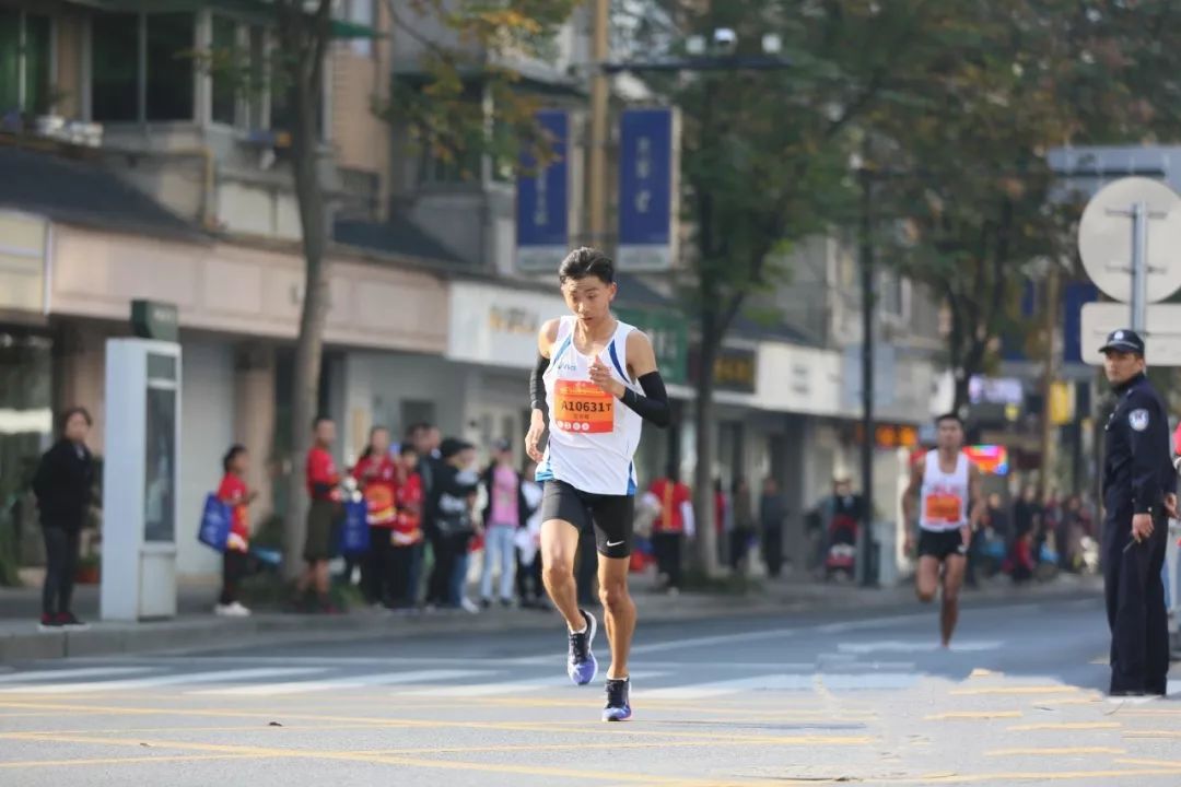 20岁小将王东辉半程“飚出”65分50秒，恩师郑凯谈中长跑基础训练