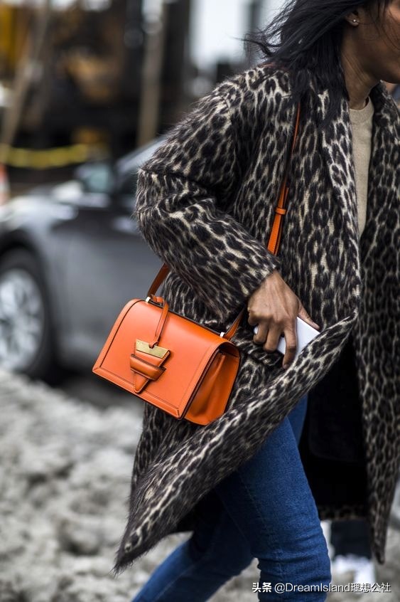 loewe半月形手袋手提包,loewe走秀款包包