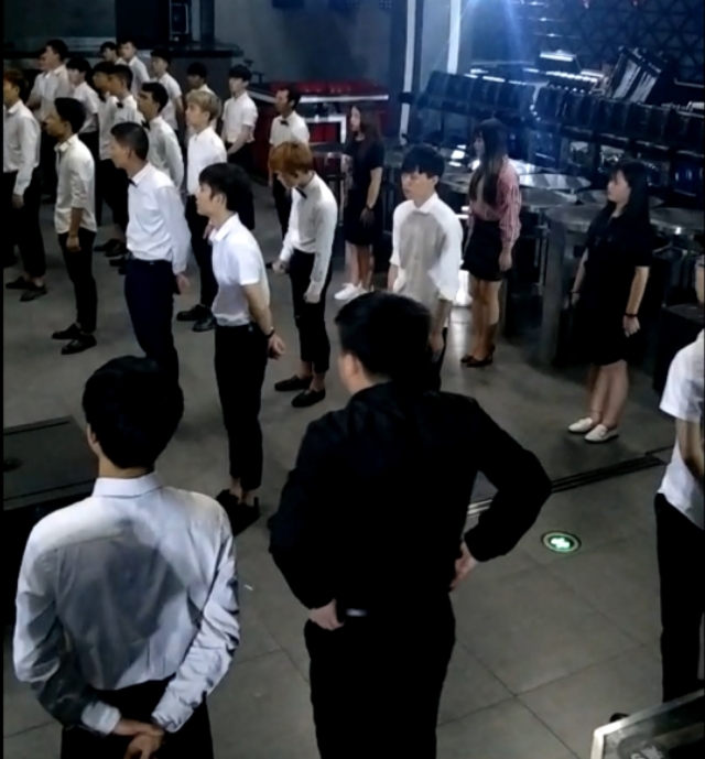 酒吧服务员小费给多少,服务员如何在酒吧拿小费