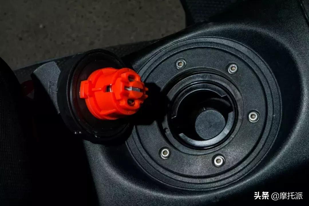 这是一辆让人爱恨交加的大踏板，阿普利亚SRMAX300综合测评-上