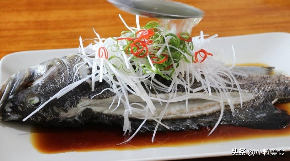 家宴上简单美味的清蒸石斑鱼,青石斑鱼除了清蒸还能怎么做