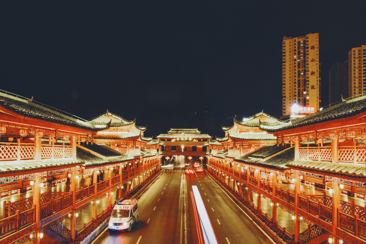 80岁老爷爷的眼睛,80年代的年轻人眼里全是光