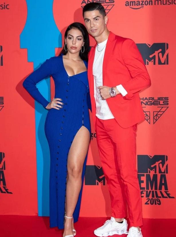 乔治娜大秀魔鬼身材,卡戴珊和乔治娜谁漂亮