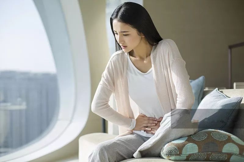 女子腹痛取出来的肿瘤,19岁女子腹痛就医取出一条虫