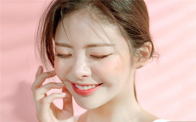 夏天皮肤油怎么化妆,兰蔻持妆粉底液夏天上妆技巧